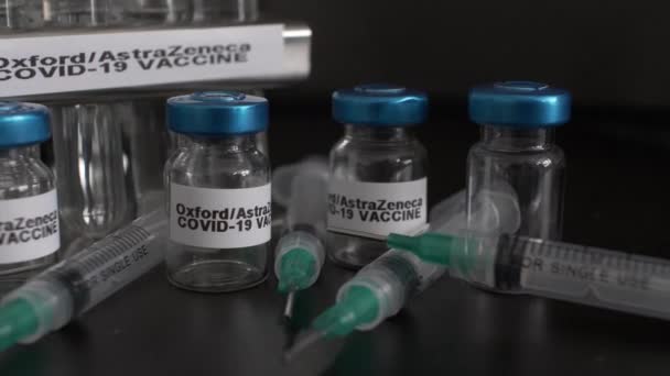 Lege Oxford Astrazeneca Gedegenereerde Steriele Injectieflacons Voor Covid Vaccine Dolly — Stockvideo