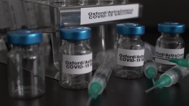 Empty Oxford Astrazeneca Depyrogenated Sterile Vials Covid Vaccine 라이트 클로즈업 — 비디오