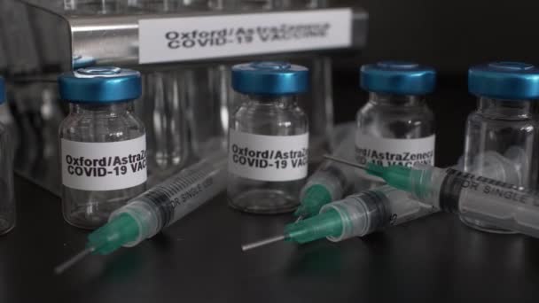 Lege Oxford Astrazeneca Gedegenereerde Steriele Injectieflacons Voor Covid Vaccin Parallax — Stockvideo