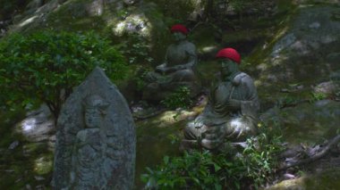 Japonya, Hiroşima 'daki Mitaki Dera Tapınağı' nda Jizo Heykelleri. Kilitli 