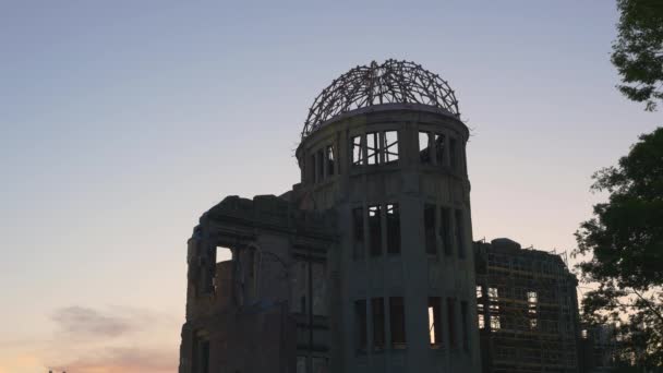 Atomic Bomb Dome Tijdens Avond Zonsondergang Afgesloten Lage Hoek — Stockvideo