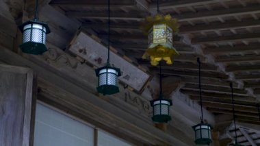  Koya Dağı 'ndaki garanın tavanında asılı fenerler. Kilitli