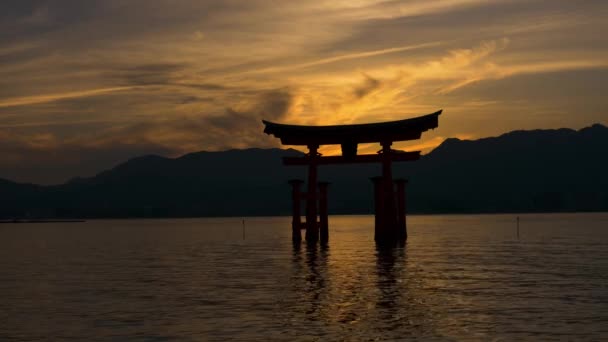 Sylwetka Miyajima Itsukushima Brama Torii Złoty Żółty Zachód Słońca Zamknięte — Wideo stockowe