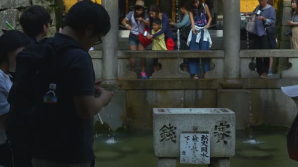Toeristen Verzamelen Van Water Bij Otowa Waterval Bij Kiyomizu Dera — Stockvideo