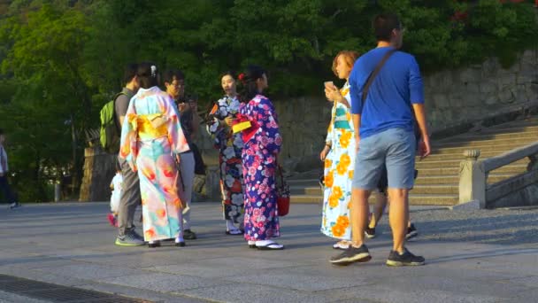 Toeristen Gekleed Kimonos Nemen Selfies Kiyomizu Dera Tempel Kyoto Afgesloten — Stockvideo