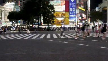 Tokyo 'da Shibuya Geçidi' nde gece vakti doluyor. Kilitli 