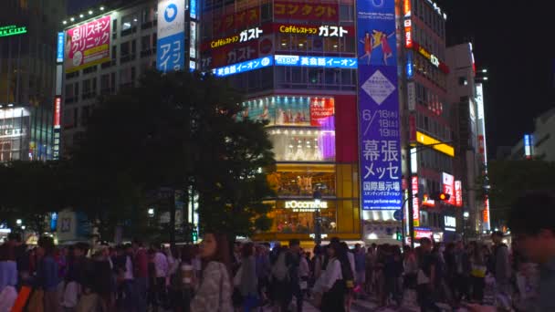 Folkmassor Fotgängare Går Över Shibuya Crossing Natten Tokyo Låst — Stockvideo