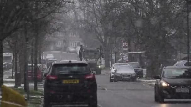 Cars Skip Lorry Driving Residential Road Snow Dalam Bahasa Inggris — Stok Video