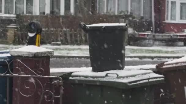 雪の中でフロントガーデンでゴミ箱を拒否する上で休息ごみ箱 ロンドンだ ロックオフ — ストック動画