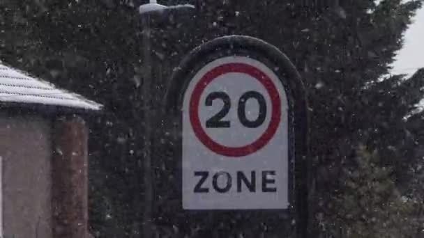 Vista 20Mph Velocidade Limite Sinal Aviso Com Queda Neve Bloqueado — Vídeo de Stock