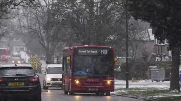 Londra Kar Altında Geçen Kırmızı H10 Londra Otobüsü Kilitli — Stok video