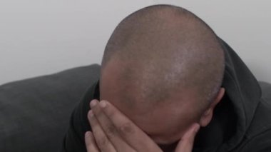 Etnik Azınlık Erkek Alnını Ovalayan Stresli. Parallaks Sağdan Sola