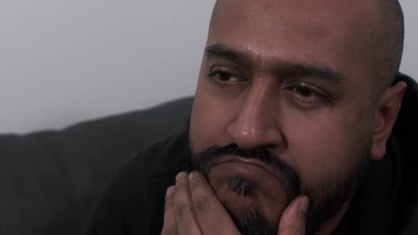 Minoria Étnica Careca Masculino Tocando Barba Olhando Pensativo Paralaxe Direita — Vídeo de Stock