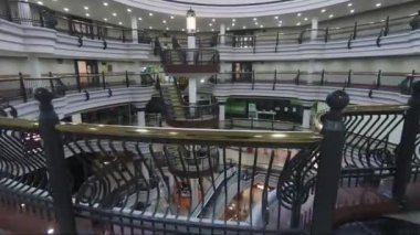 Londra 'daki tecrit sırasında içerideki alışveriş merkezinin parmaklıklarına bakıyor. Görüntüyü Takip Et