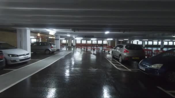 Полицейский Гуляющий Паркингу Одиночестве Следуйте Шотом — стоковое видео