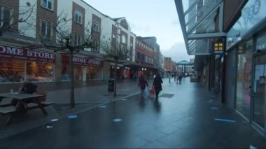 Harrow 'daki tecrit sırasında St. Anns Yolu' nda Bulutlu Gökyüzü ile Yürüyen POV. Görüntüyü Takip Et