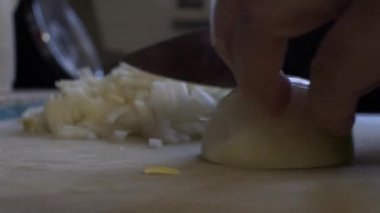 Ev mutfağında soğanın ikiye bölünmesine yakın bir yerde. Düşük Açı, Kapalı