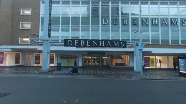 Gente Que Camina Pasado Cerrado Debenhams Tienda Calle Principal Londres — Vídeo de stock