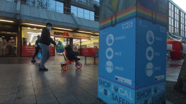 Mãos Nhs Enfrentam Mensagem Espaço Poste Lâmpada High Street Harrow — Vídeo de Stock