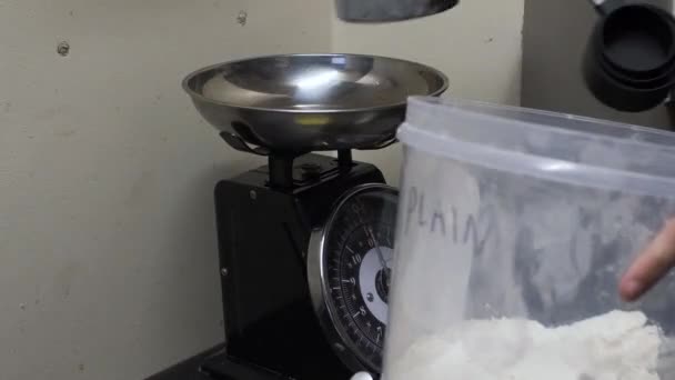 Mutfak Pullarındaki Ölçü Kabından Tartmak Kilitli — Stok video