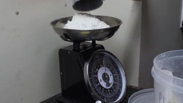 Farinha Pesagem Medir Copo Balanças Mesa Cozinha Bloqueado — Vídeo de Stock