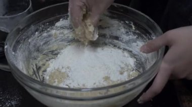 Hamur ve Elleri Kavanozda Karıştırmak. Kilitli