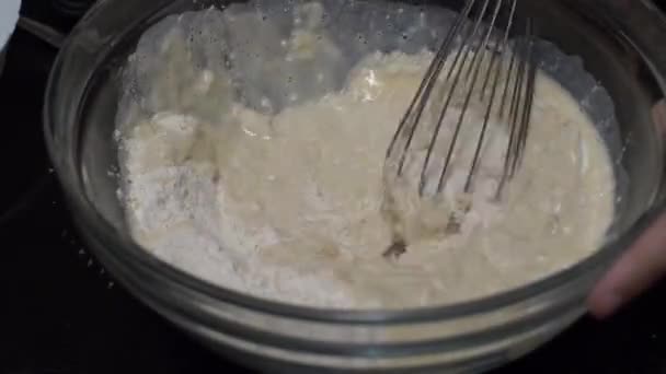 Σεφ Ζαχαροπλαστικής Whisking Αλεύρι Στο Μπολ Για Dough Στην Κουζίνα — Αρχείο Βίντεο