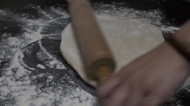 Vrouwelijke Handen Rolls Out Dough Met Behulp Van Rolling Pin — Stockvideo