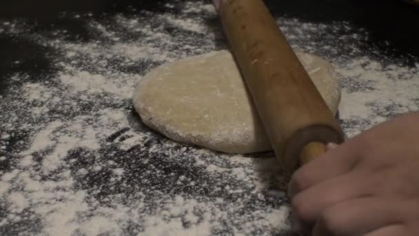 Kobiece Dłonie Pomocą Rolling Pin Aby Rozwinąć Świeże Ciasto Stole — Wideo stockowe