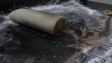 Ev yapımı tarçınlı rulo hazırlamak için Kadın Elleri İplerle Hamur Kesiyor. Kilitli