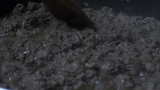 Cuillère Bois Remuant Viande Hachée Dans Une Casserole Angle Bas — Video