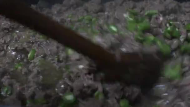 用平底锅把新鲜的绿辣椒倒入肉中 — 图库视频影像