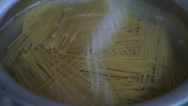 Saltstänkt Trasig Spaghetti Simning Varmvatten Inuti Matlagning Pot Låst Närbild — Stockvideo