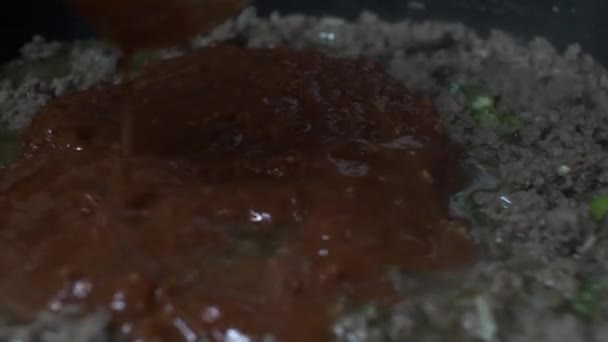 博洛尼亚酱汁被添加到烤肉中 近距离 低角度 锁定关闭 — 图库视频影像