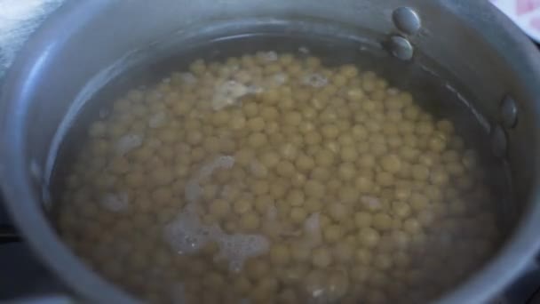 Gevşek Mısır Taneleri Tencerede Sıcak Suda Pişiriliyor Kilitli — Stok video
