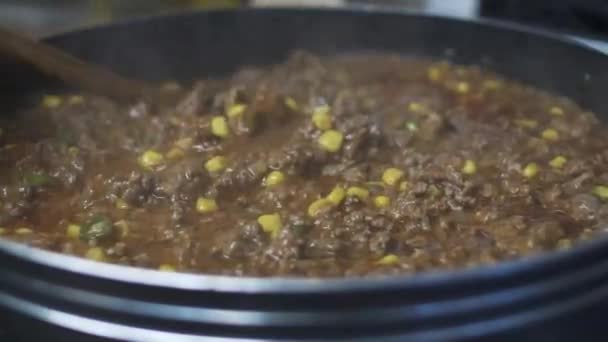 Wooden Spoon Stirring Mince Meat Sweetcorn Fresh Chillies Pan Dalam — Stok Video