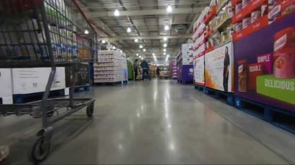 Pov Trolly Costco Wholesale Warehouse Seguir Tiro — Vídeo de Stock