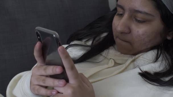 Jovem Minoria Étnica Adolescente Usando Telefone Modo Retrato Sofá Bloqueado — Vídeo de Stock