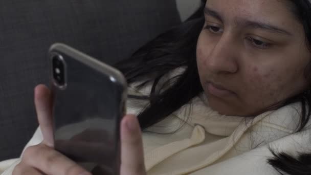 Jovem Etnia Minoria Adolescente Feminino Navegando Telefone Modo Retrato Sofá — Vídeo de Stock