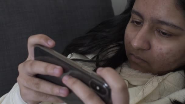 Joven Minoría Étnica Femenina Adolescente Sosteniendo Teléfono Modo Paisaje Sofá — Vídeos de Stock