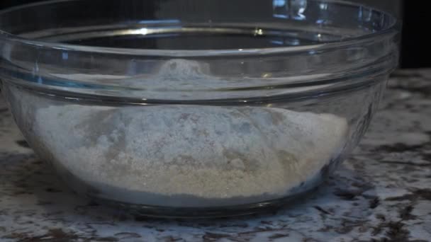 混合ボウルに小麦粉の上に追加される酵母 低角度 平行ドーリーライト — ストック動画