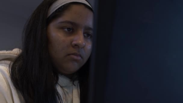 年轻的女青少年使用笔记本电脑做作业 低角度 锁定关闭 — 图库视频影像