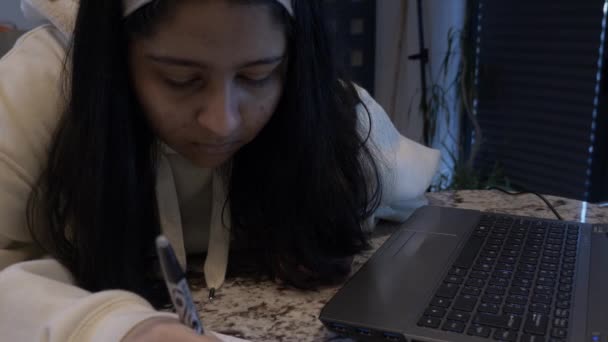 Домашня Школа Молода Дівчина Пише Поряд Ноутбуком Заблокований — стокове відео