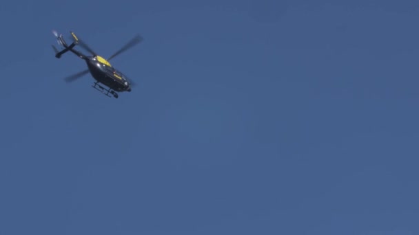 Londoni Rendőrségi Helikopter Levegőben Madárral Repülő Múlttal Alacsony Szög — Stock videók