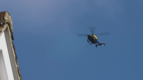 London Metropolitan Police Helikopter Rörliga Sideways Air London Låg Vinkel — Stockvideo