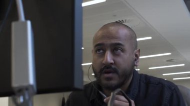 Ofisteki Etnik Azınlık Yetişkin Erkek Kulaklık Mikrofonuyla. Düşük Açı, Kapalı
