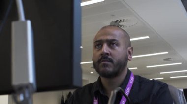 Ofiste çalışan Etnik Azınlık Yetişkin Erkek. Düşük Açı, Kapalı