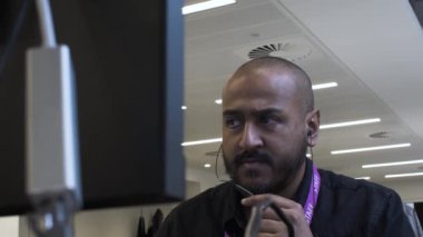 Ofisteki Etnik Azınlık Yetişkin Erkek Kulaklık Mikrofonuyla. Kilitli, Düşük Açı