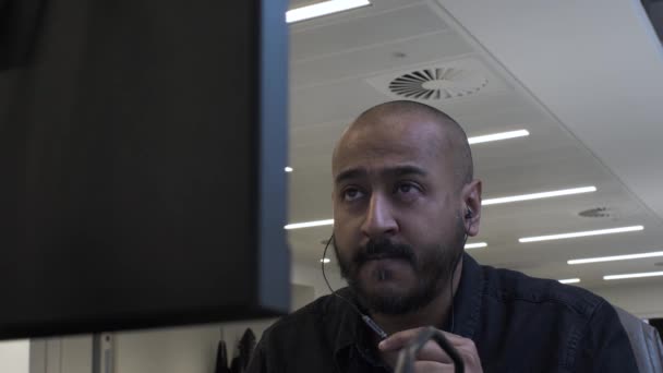 Hombre Adulto Oficina Hablando Micrófono Auricular Visto Desde Detrás Del — Vídeos de Stock