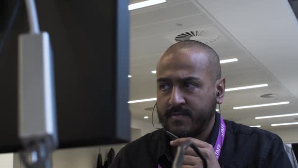 Minoría Étnica Adulto Hombre Oficina Usando Micrófono Para Auriculares Bloqueado — Vídeos de Stock